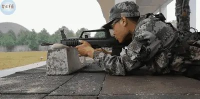 男孩收清华通知书前在工地打工__在工地干活收到清华通知书