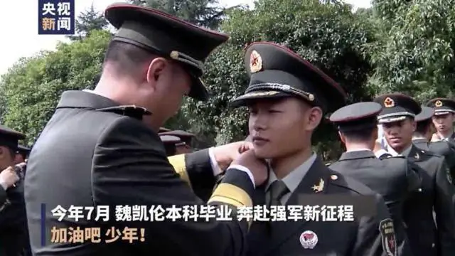 在工地干活收到清华通知书__男孩收清华通知书前在工地打工