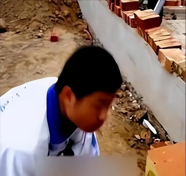 男孩收清华通知书前在工地打工__在工地干活收到清华通知书