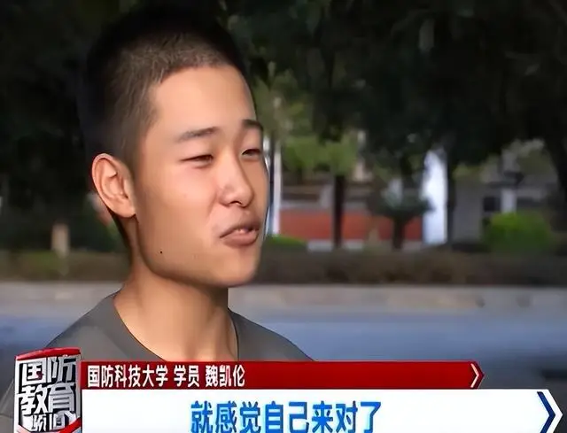 _男孩收清华通知书前在工地打工_在工地干活收到清华通知书