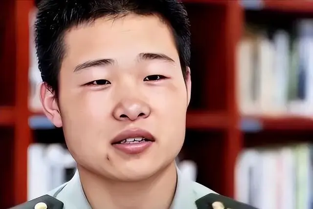 男孩收清华通知书前在工地打工_在工地干活收到清华通知书_