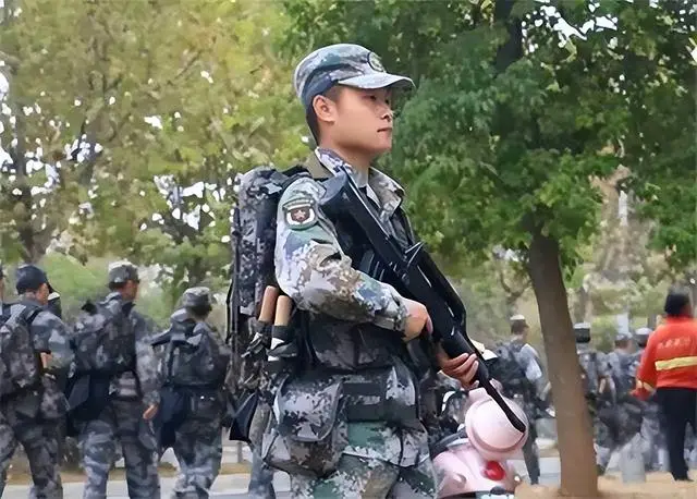 男孩收清华通知书前在工地打工_在工地干活收到清华通知书_