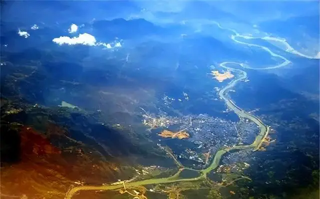 男孩收清华通知书前在工地打工_在工地干活收到清华通知书_
