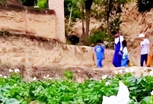 在工地干活收到清华通知书_男孩收清华通知书前在工地打工_
