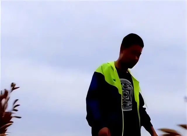 在工地干活收到清华通知书__男孩收清华通知书前在工地打工