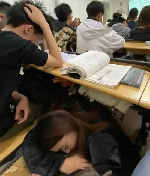 年轻老师看到学生睡觉，想叫醒他，却因一位老教师的教训选择放弃