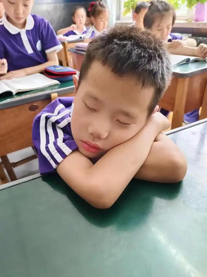 年轻老师看到学生睡觉，想叫醒他，却因一位老教师的教训选择放弃__年轻老师看到学生睡觉，想叫醒他，却因一位老教师的教训选择放弃