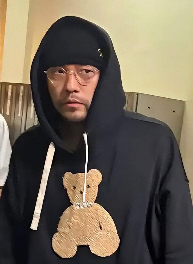 周杰伦与粉丝合影__周杰伦歌迷合照