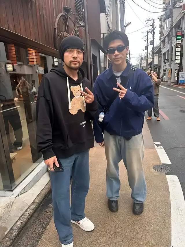周杰伦与粉丝合影_周杰伦歌迷合照_