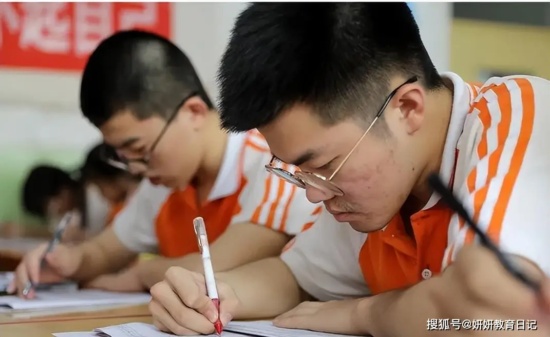 2025高考预测分数线出炉，若学生低于这个分，“上一本”希望渺茫