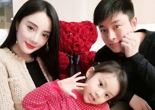 贾乃亮惨了？女儿甜馨连续两次“异常”举动，其好爸爸人设崩塌？