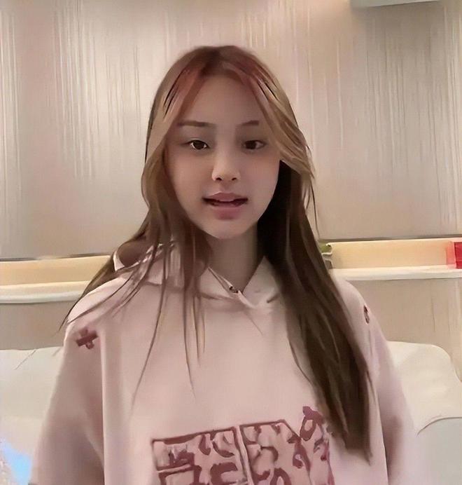 贾乃亮女儿甜馨照片_贾乃亮看哭台下_