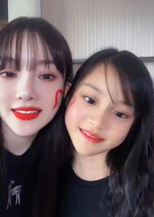 贾乃亮女儿甜馨照片_贾乃亮看哭台下_