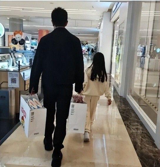 贾乃亮女儿甜馨照片_贾乃亮看哭台下_