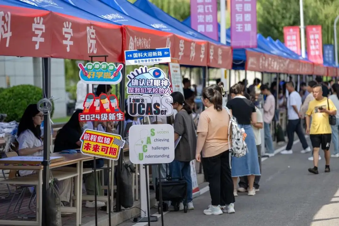 _父母送学，一场“反向照顾”的成人礼_父母送学，一场“反向照顾”的成人礼