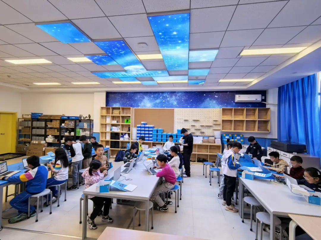 学生的幸福感拉满！海淀这所小学的AI教育凭什么出圈？_学生的幸福感拉满！海淀这所小学的AI教育凭什么出圈？_