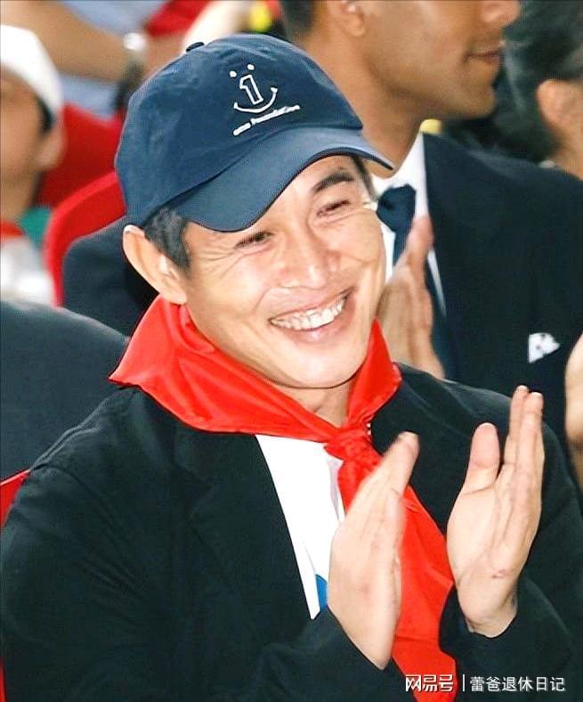 李连杰手术遭嘲讽，跨国身份惹争议，自己老父亲身份能否翻盘？__李连杰手术遭嘲讽，跨国身份惹争议，自己老父亲身份能否翻盘？