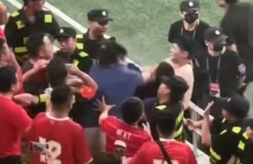_成都赛区被通报批评！媒体人集体不满：扔水瓶比骂人罚的轻_成都赛区被通报批评！媒体人集体不满：扔水瓶比骂人罚的轻