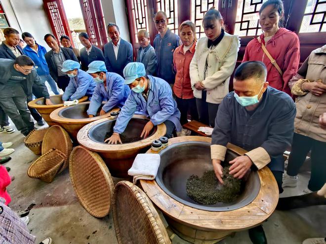 贵州石阡：非遗工坊炒出致富茶香_贵州石阡：非遗工坊炒出致富茶香_