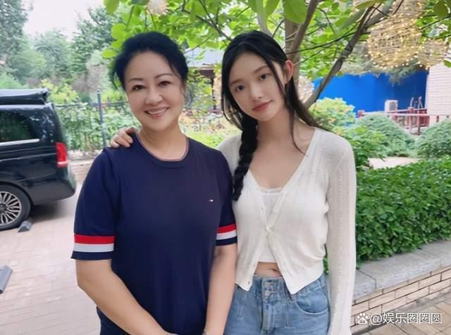 _大瓜！林允再被曝产子，baby月嫂晒与她合影，粉丝辟谣当事人回应_大瓜！林允再被曝产子，baby月嫂晒与她合影，粉丝辟谣当事人回应