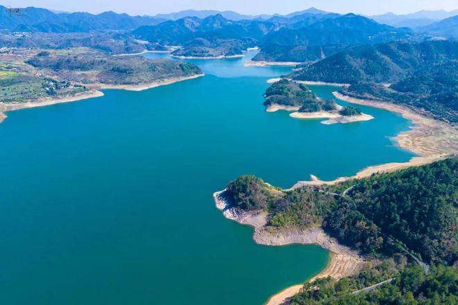 绍兴沃洲湖的思源亭是最佳观景点，在这里还能偶遇小鸟们囫囵吞枣
