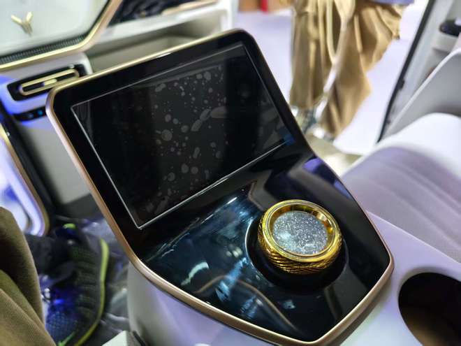 后排配巨幕四座配置拉满豪华感 岚图梦想家山河版亮相