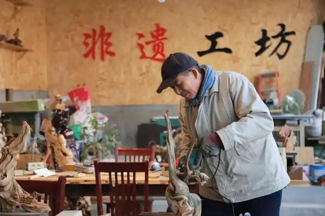 安化男子砍伤村民__乡村木雕手艺人