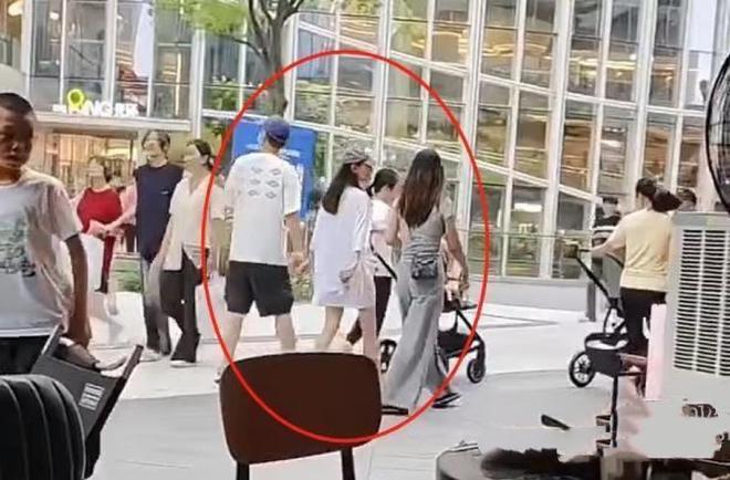 _45岁任重宠妻又宠女，娃穿4700块裙子学走路，孙骁骁背38万爱马仕_45岁任重宠妻又宠女，娃穿4700块裙子学走路，孙骁骁背38万爱马仕