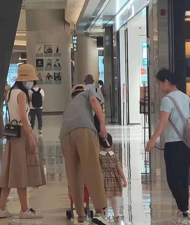 45岁任重宠妻又宠女，娃穿4700块裙子学走路，孙骁骁背38万爱马仕_45岁任重宠妻又宠女，娃穿4700块裙子学走路，孙骁骁背38万爱马仕_