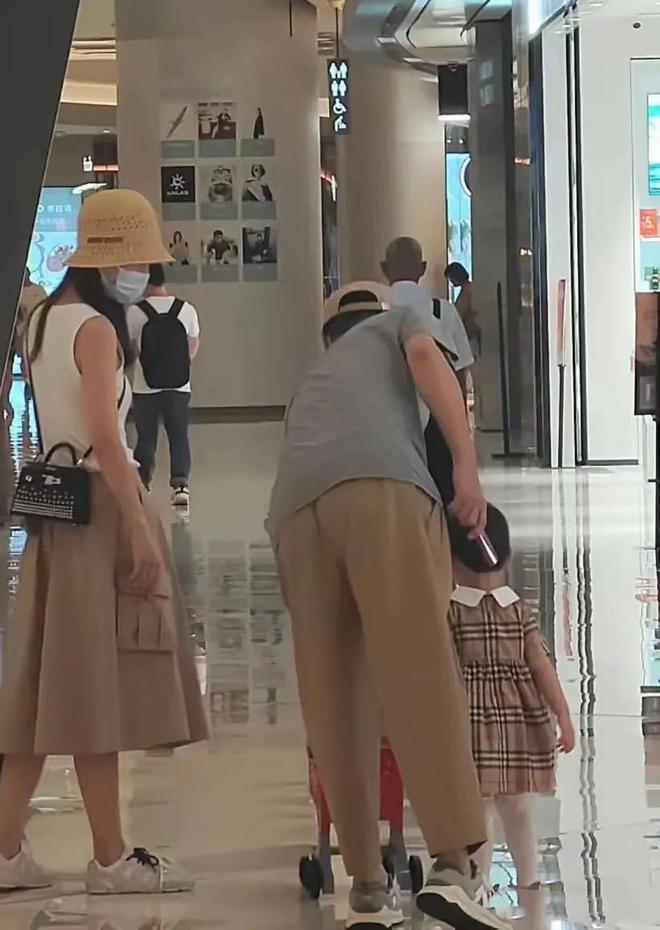 _45岁任重宠妻又宠女，娃穿4700块裙子学走路，孙骁骁背38万爱马仕_45岁任重宠妻又宠女，娃穿4700块裙子学走路，孙骁骁背38万爱马仕