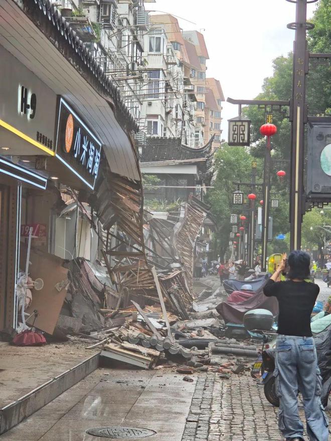 _上海突发！一声巨响！七宝老街店面门头连片脱落，重重砸向地面，官方通报：涉5间店铺_上海突发！一声巨响！七宝老街店面门头连片脱落，重重砸向地面，官方通报：涉5间店铺
