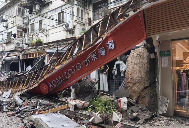 上海突发！一声巨响！七宝老街店面门头连片脱落，重重砸向地面，官方通报：涉5间店铺__上海突发！一声巨响！七宝老街店面门头连片脱落，重重砸向地面，官方通报：涉5间店铺