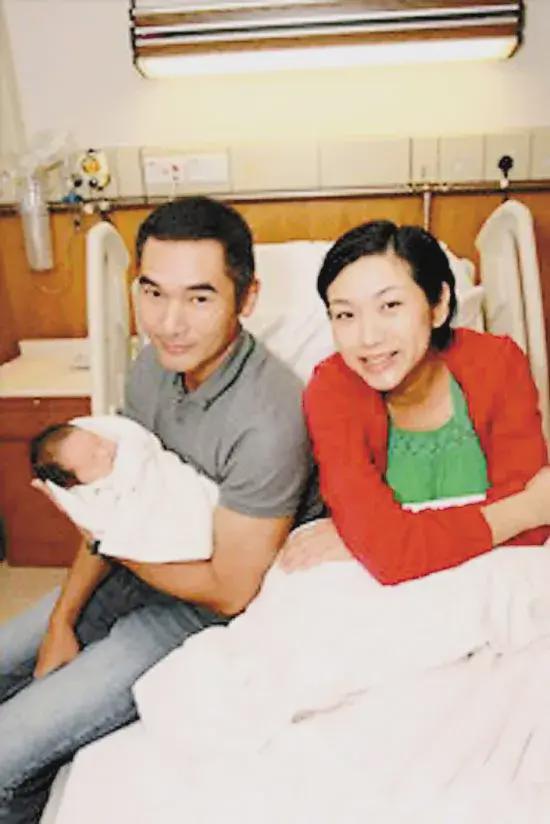 2013年港姐冠军__2004年港姐冠军