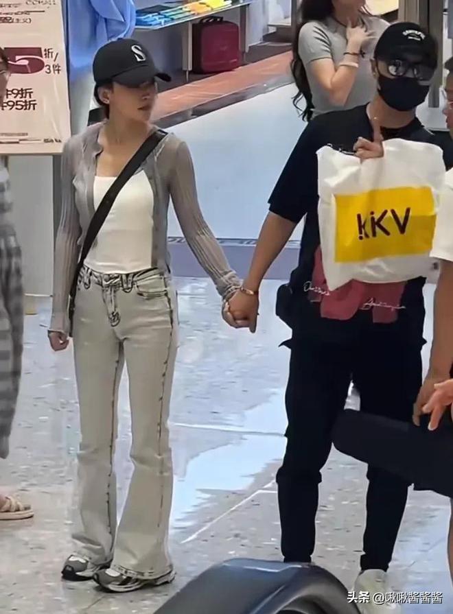 汪峰森林北逛街被偶遇，全程牵手却无人关注，手里的塑料袋亮了__汪峰森林北逛街被偶遇，全程牵手却无人关注，手里的塑料袋亮了