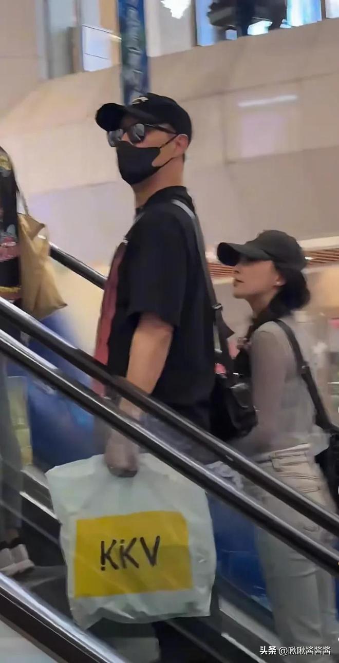 _汪峰森林北逛街被偶遇，全程牵手却无人关注，手里的塑料袋亮了_汪峰森林北逛街被偶遇，全程牵手却无人关注，手里的塑料袋亮了