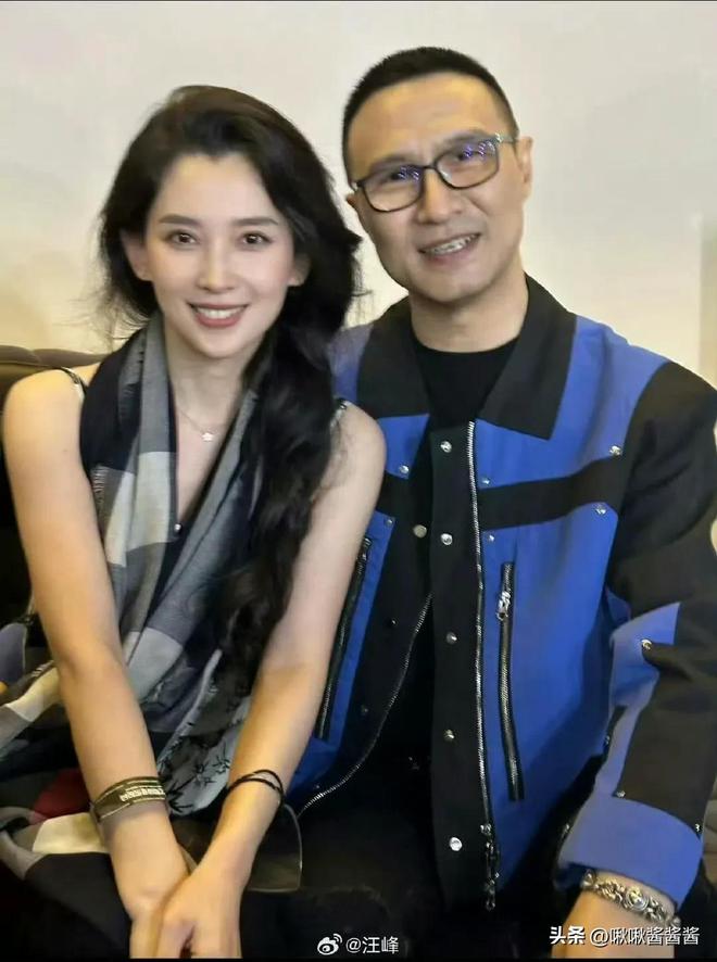 _汪峰森林北逛街被偶遇，全程牵手却无人关注，手里的塑料袋亮了_汪峰森林北逛街被偶遇，全程牵手却无人关注，手里的塑料袋亮了