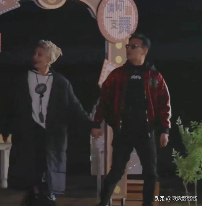 汪峰森林北逛街被偶遇，全程牵手却无人关注，手里的塑料袋亮了__汪峰森林北逛街被偶遇，全程牵手却无人关注，手里的塑料袋亮了