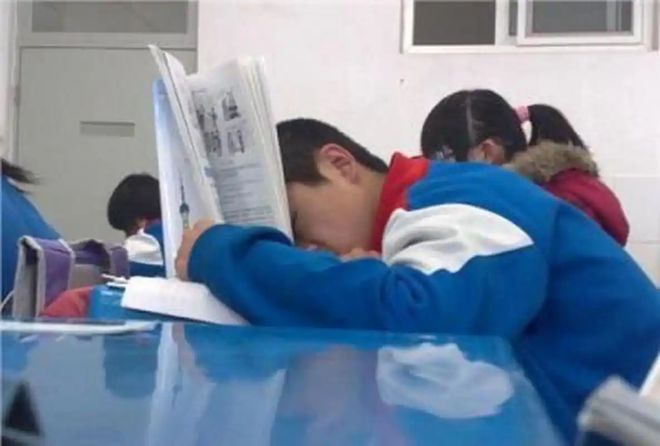 痛！学生上课嬉闹睡觉，老师用课本打一下就被记过，赔偿一万八千