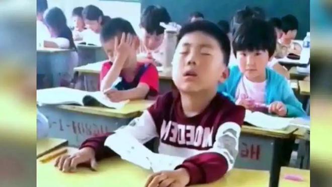 痛！学生上课嬉闹睡觉，老师用课本打一下就被记过，赔偿一万八千__痛！学生上课嬉闹睡觉，老师用课本打一下就被记过，赔偿一万八千