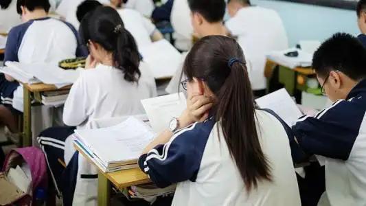 _痛！学生上课嬉闹睡觉，老师用课本打一下就被记过，赔偿一万八千_痛！学生上课嬉闹睡觉，老师用课本打一下就被记过，赔偿一万八千