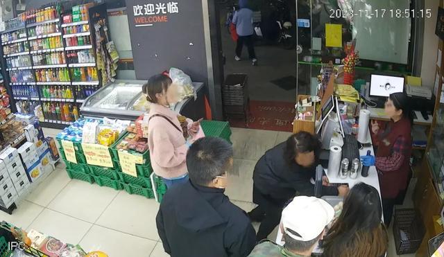 女子与便利店收银员争执中突然倒地，次日不治身亡！家属索赔218万元……_女子与便利店收银员争执中突然倒地，次日不治身亡！家属索赔218万元……_