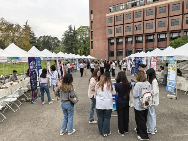 智面AI团队专家与成都大学文传学子共话职业未来
