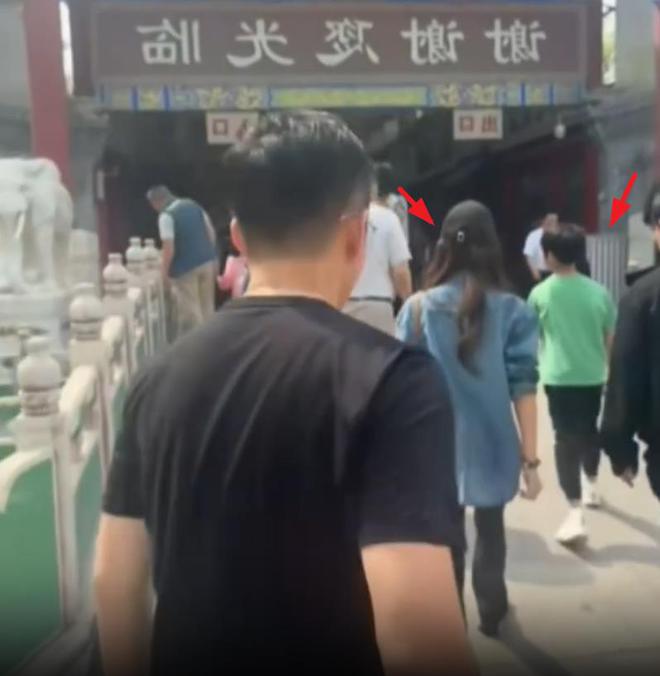 大S女儿逛北京花鸟市场，戴帽子心情愉悦，和弟弟互动很开心__大S女儿逛北京花鸟市场，戴帽子心情愉悦，和弟弟互动很开心