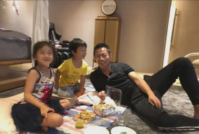 _大S女儿逛北京花鸟市场，戴帽子心情愉悦，和弟弟互动很开心_大S女儿逛北京花鸟市场，戴帽子心情愉悦，和弟弟互动很开心