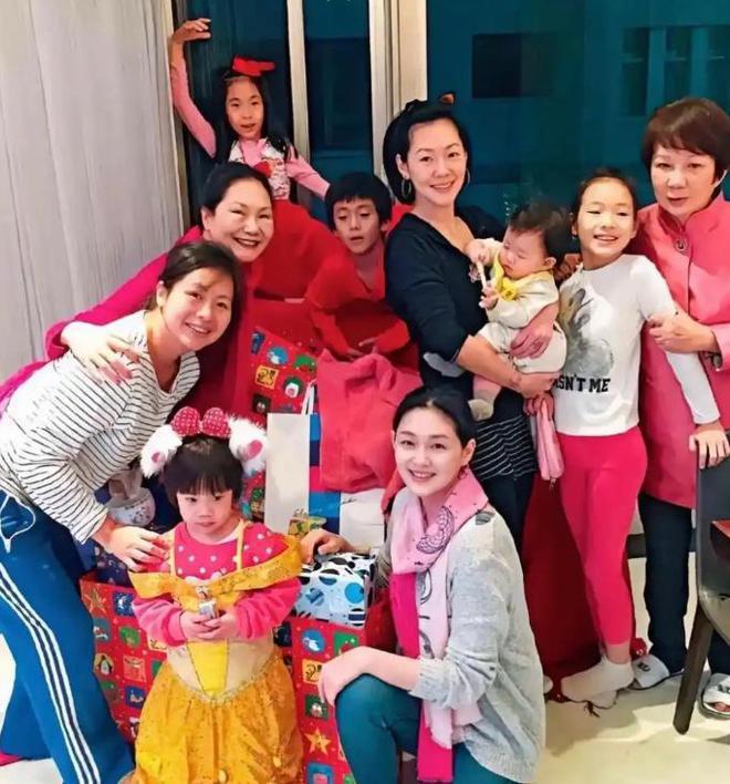 大S女儿逛北京花鸟市场，戴帽子心情愉悦，和弟弟互动很开心__大S女儿逛北京花鸟市场，戴帽子心情愉悦，和弟弟互动很开心