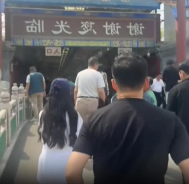 _大S女儿逛北京花鸟市场，戴帽子心情愉悦，和弟弟互动很开心_大S女儿逛北京花鸟市场，戴帽子心情愉悦，和弟弟互动很开心