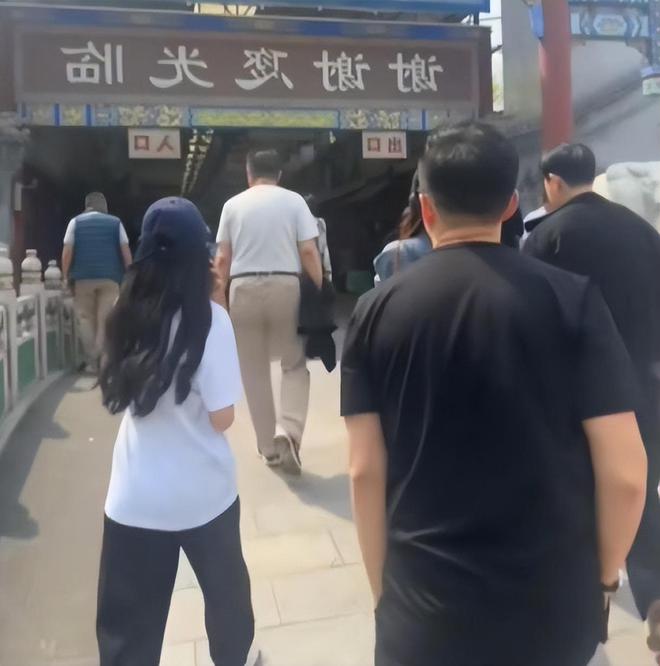 大S女儿逛北京花鸟市场，戴帽子心情愉悦，和弟弟互动很开心_大S女儿逛北京花鸟市场，戴帽子心情愉悦，和弟弟互动很开心_
