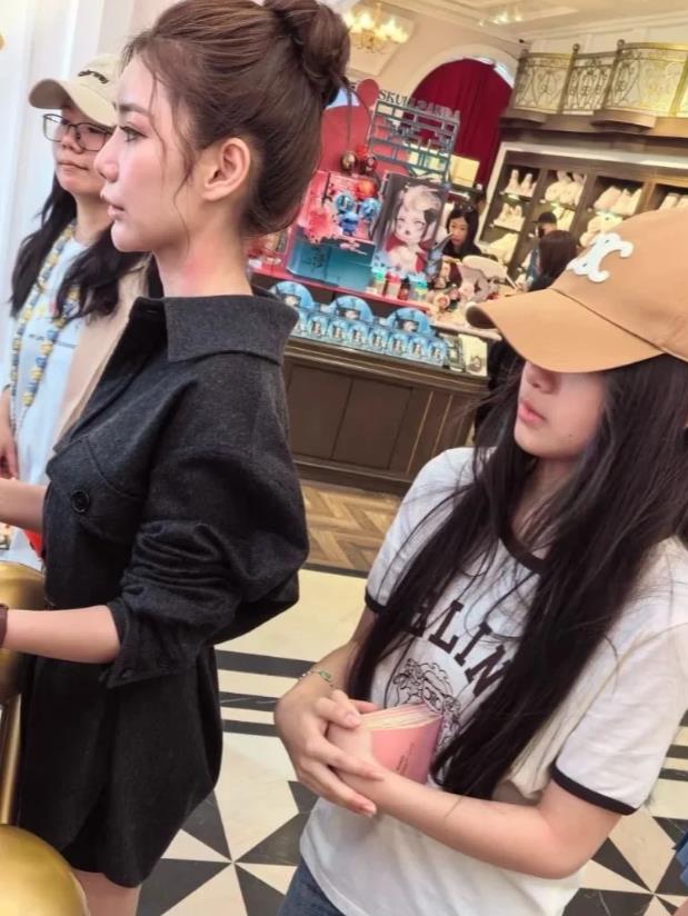 大S女儿逛北京花鸟市场，戴帽子心情愉悦，和弟弟互动很开心__大S女儿逛北京花鸟市场，戴帽子心情愉悦，和弟弟互动很开心