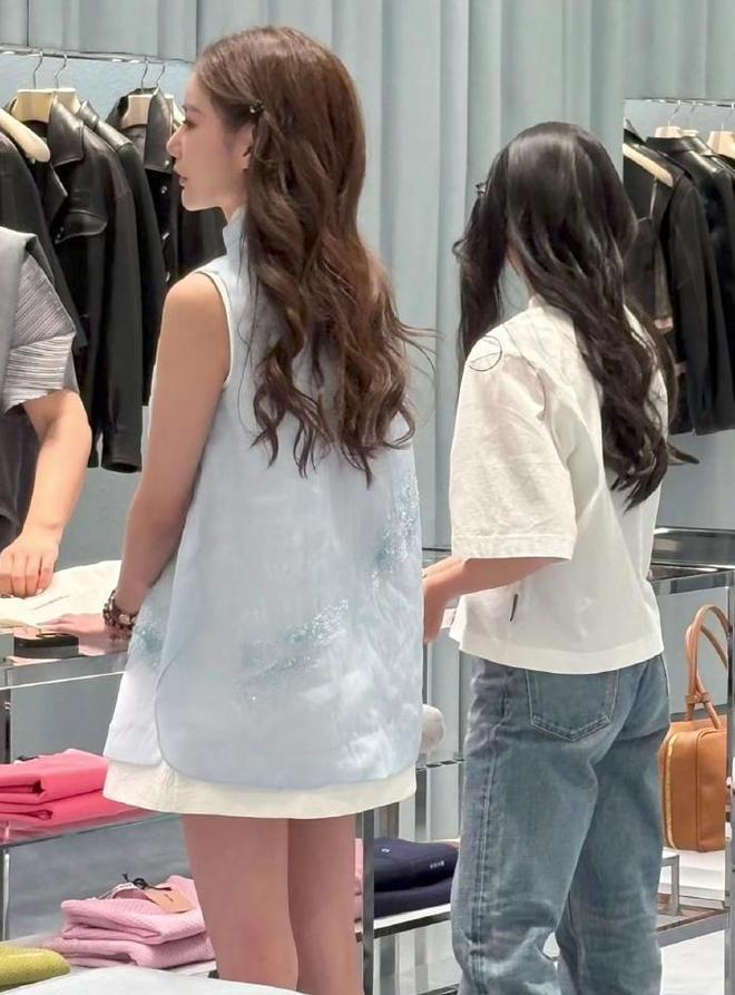 大S女儿逛北京花鸟市场，戴帽子心情愉悦，和弟弟互动很开心__大S女儿逛北京花鸟市场，戴帽子心情愉悦，和弟弟互动很开心