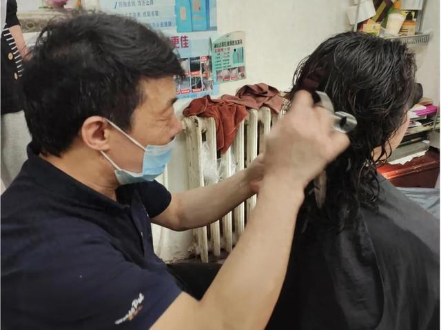 “北京的晓华”爆火！理发师：只收20元的小店，一切都没变